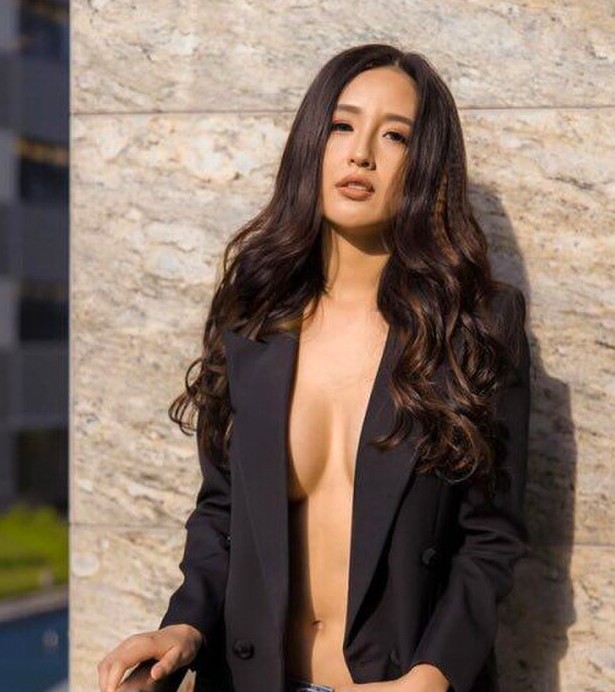 Sao Việt liên tục thả rông vòng 1 với vest, nhưng gợi cảm hơn cả là Mai Phương Thúy